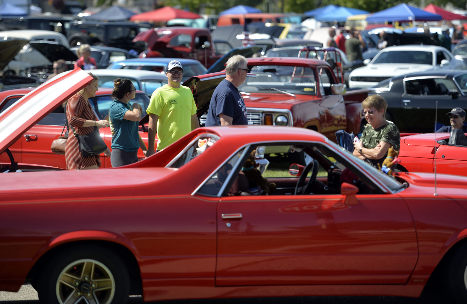 CLASSIC CRUISE IN CAR SHOW
